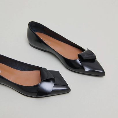 Ballerines &agrave; bouts pointus in black glazed leather | demo