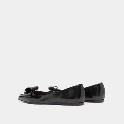 Ballerines &agrave; bouts pointus in black glazed leather | demo