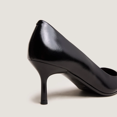 Pointed-toe pumps in black leather | dundee