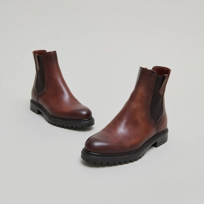 Boots &agrave; semelles crant&eacute;es et &eacute;lastiques in cognac patinated leather | candide