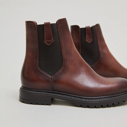 Boots &agrave; semelles crant&eacute;es et &eacute;lastiques in cognac patinated leather | candide