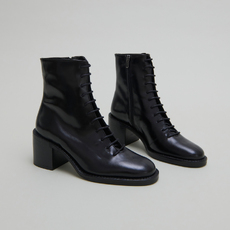 Bottines &agrave; lacets et talons d&eacute;bordants black