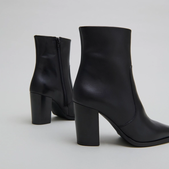 Bottines à bouts pointus in black leather | PAM