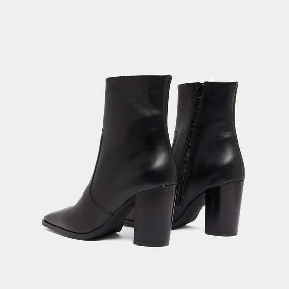 Bottines à bouts pointus in black leather | PAM
