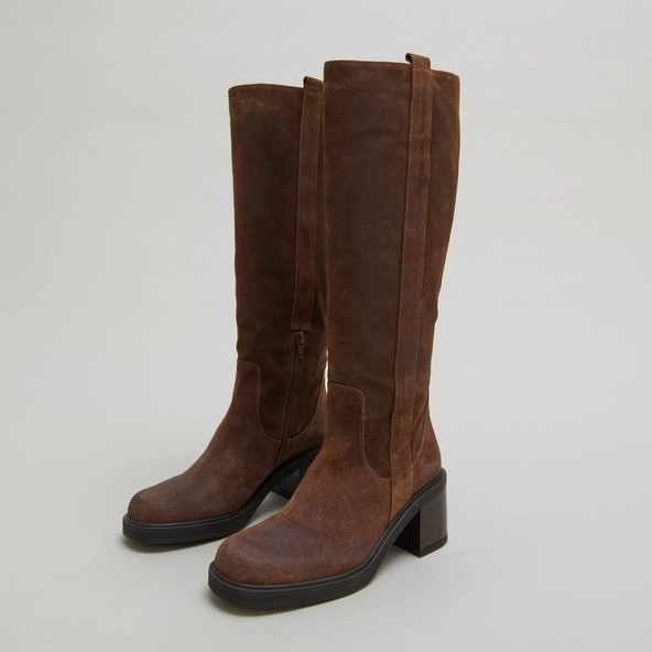 Bottes à bouts carrés et élastiques in tabac laminated suede | PANACHE