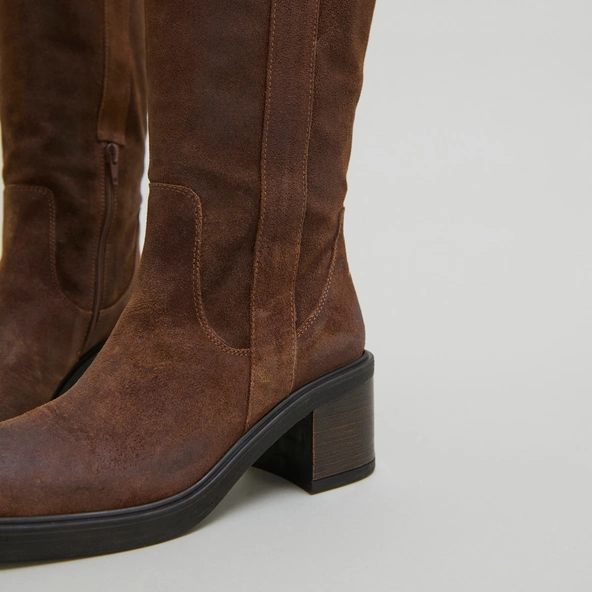 Bottes à bouts carrés et élastiques in tabac laminated suede | PANACHE