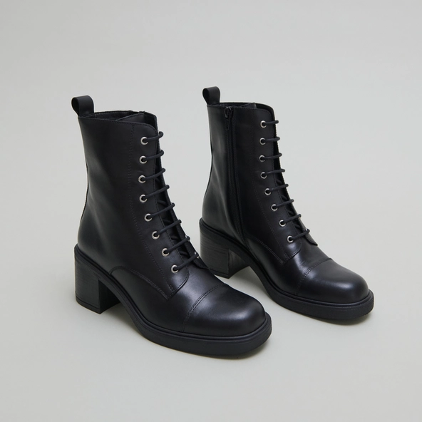 Bottines à lacets et élastiques arrières... in black leather | PANAME