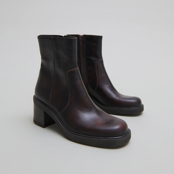 Boots à talons in brown patinated leather | PANDA
