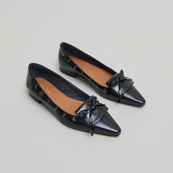Ballerines à lacets in black glazed leather | DYNAMO