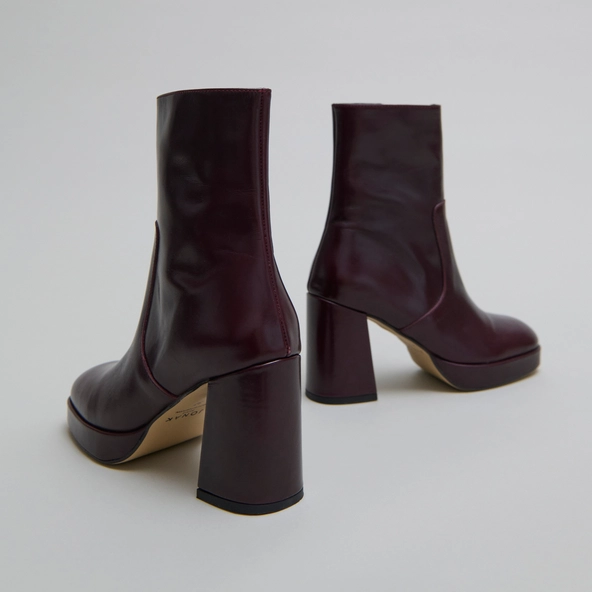 Heeled ankle boots with square toes in burgundy leather | VESNA