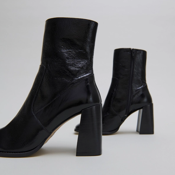 Heeled ankle boots with square toes in black shiny leather | VIDAL