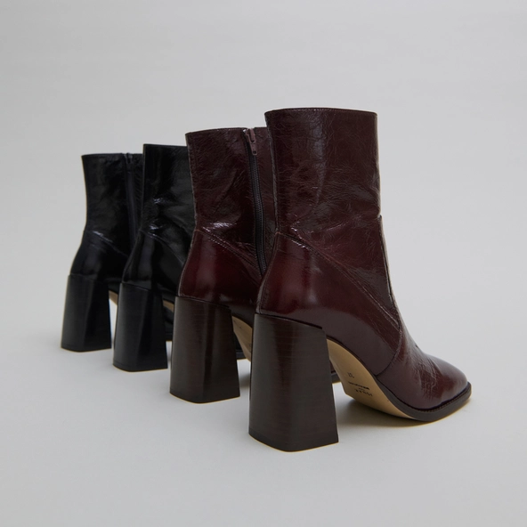 Heeled ankle boots with square toes in black shiny leather | VIDAL