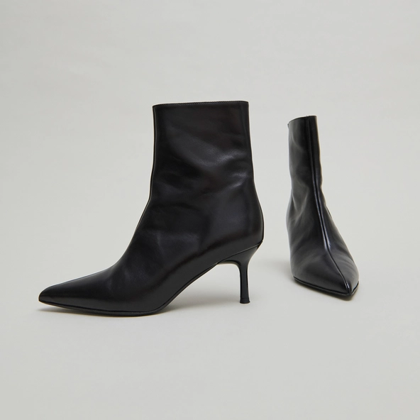 Pointed-toe ankle boots in black leather | DIEM