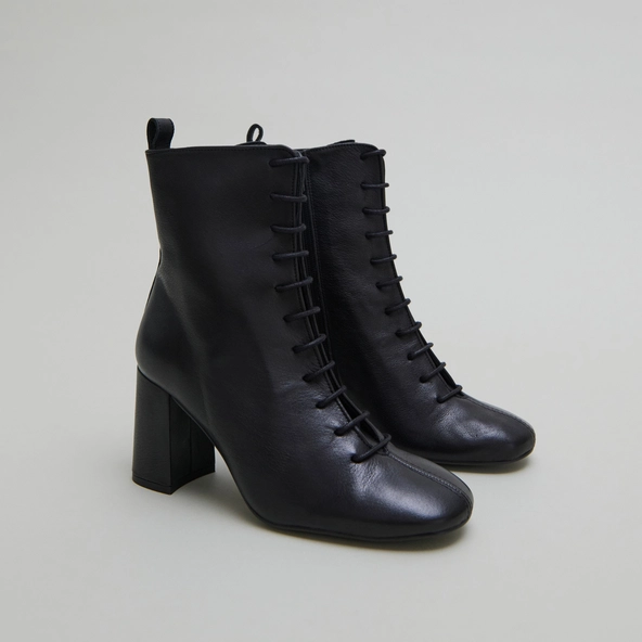 Bottines &agrave; talons et &agrave; lacets in black leather | BOSE