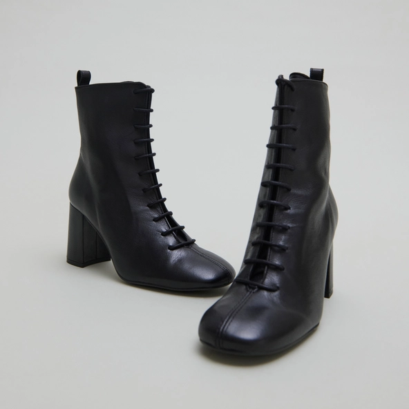 Bottines &agrave; talons et &agrave; lacets in black leather | BOSE