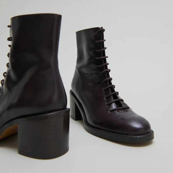 Boots &agrave; lacets et talons d&eacute;bordants in dark brown leather | BRINDILLE