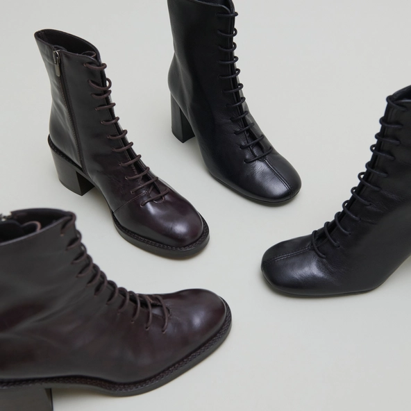 Boots &agrave; lacets et talons d&eacute;bordants in dark brown leather | BRINDILLE