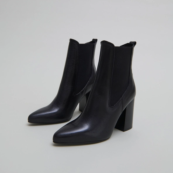 Bottines à talons et bouts pointus in black grained leather | BROOK