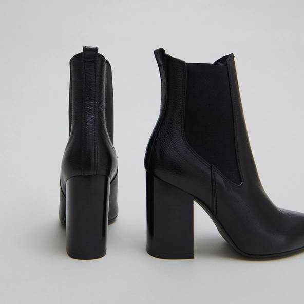 Bottines à talons et bouts pointus in black grained leather | BROOK