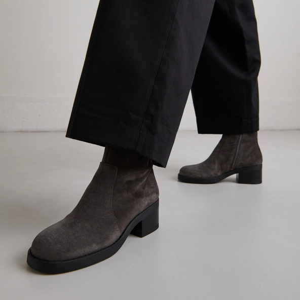 Boots &agrave; talons droits in grey suede | BUENA