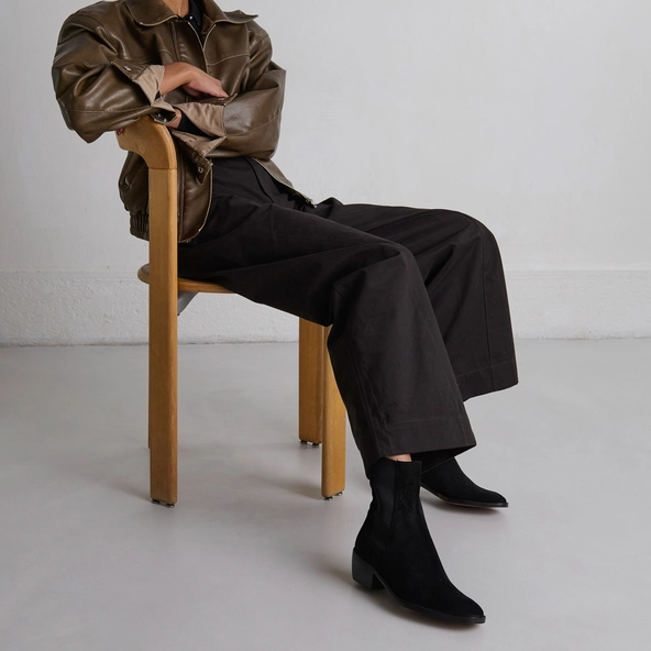 Boots &agrave; &eacute;lastiques in black suede | MAEVA