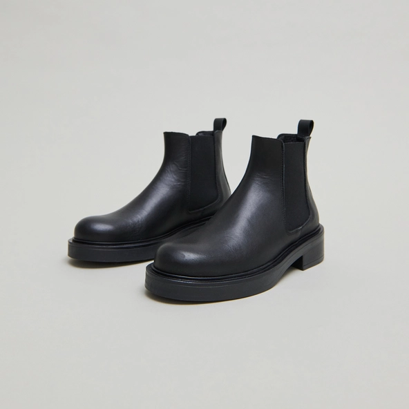 Boots &agrave; &eacute;lastiques in black leather | MELANIE