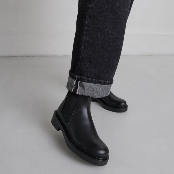 Boots &agrave; &eacute;lastiques in black leather | MELANIE