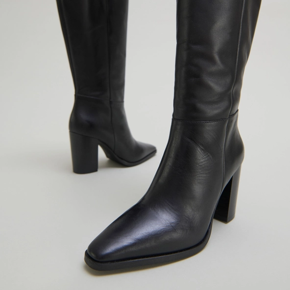 Bottes &agrave; bouts pointus in black leather | PLUME