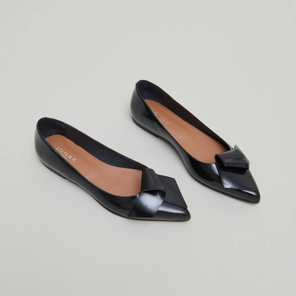 Ballerines &agrave; bouts pointus in black glazed leather | DEMO