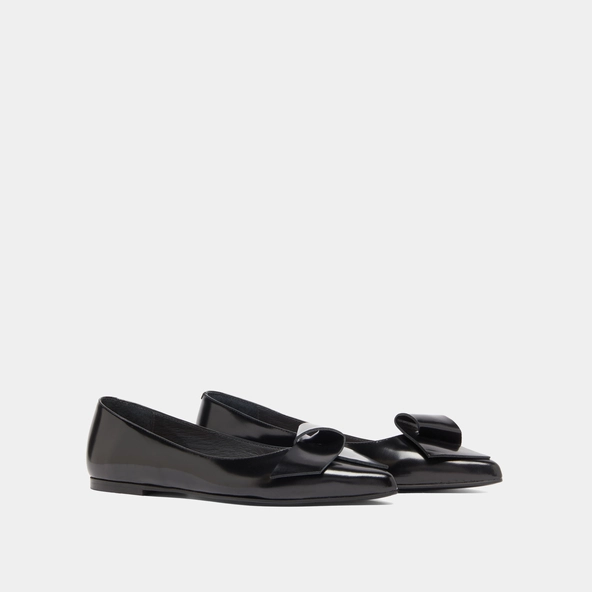 Ballerines &agrave; bouts pointus in black glazed leather | DEMO