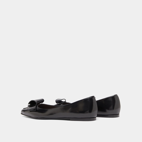 Ballerines &agrave; bouts pointus in black glazed leather | DEMO