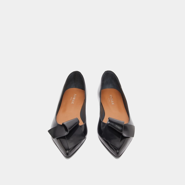 Ballerines &agrave; bouts pointus in black glazed leather | DEMO