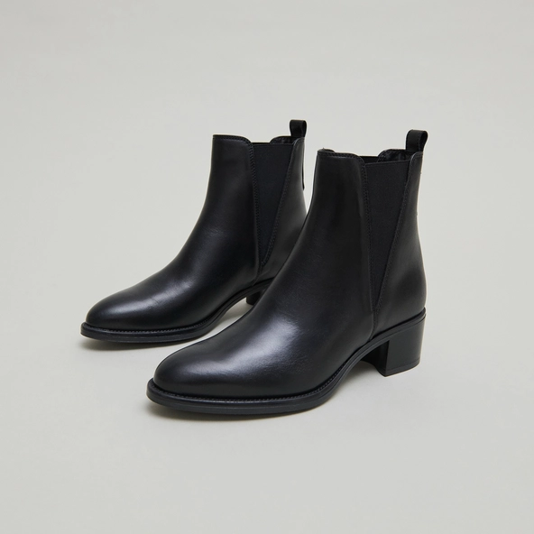 Bottines à élastiques triangulaires in black leather | CHILO