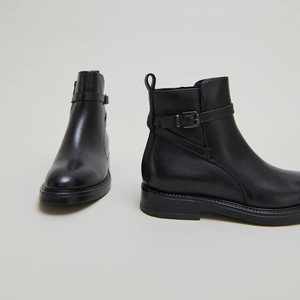 Boots à boucles in black leather | CLEA