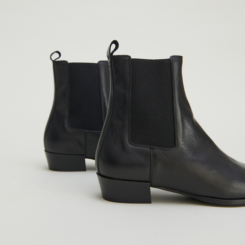 Boots &agrave; l&eacute;gers talons biseaut&eacute;s et bouts... black
