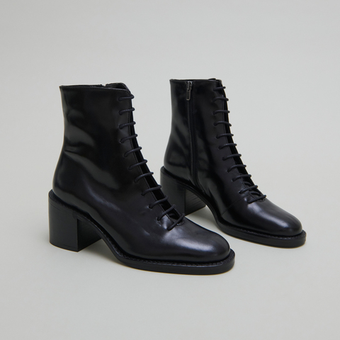 Bottines &agrave; lacets et talons d&eacute;bordants black